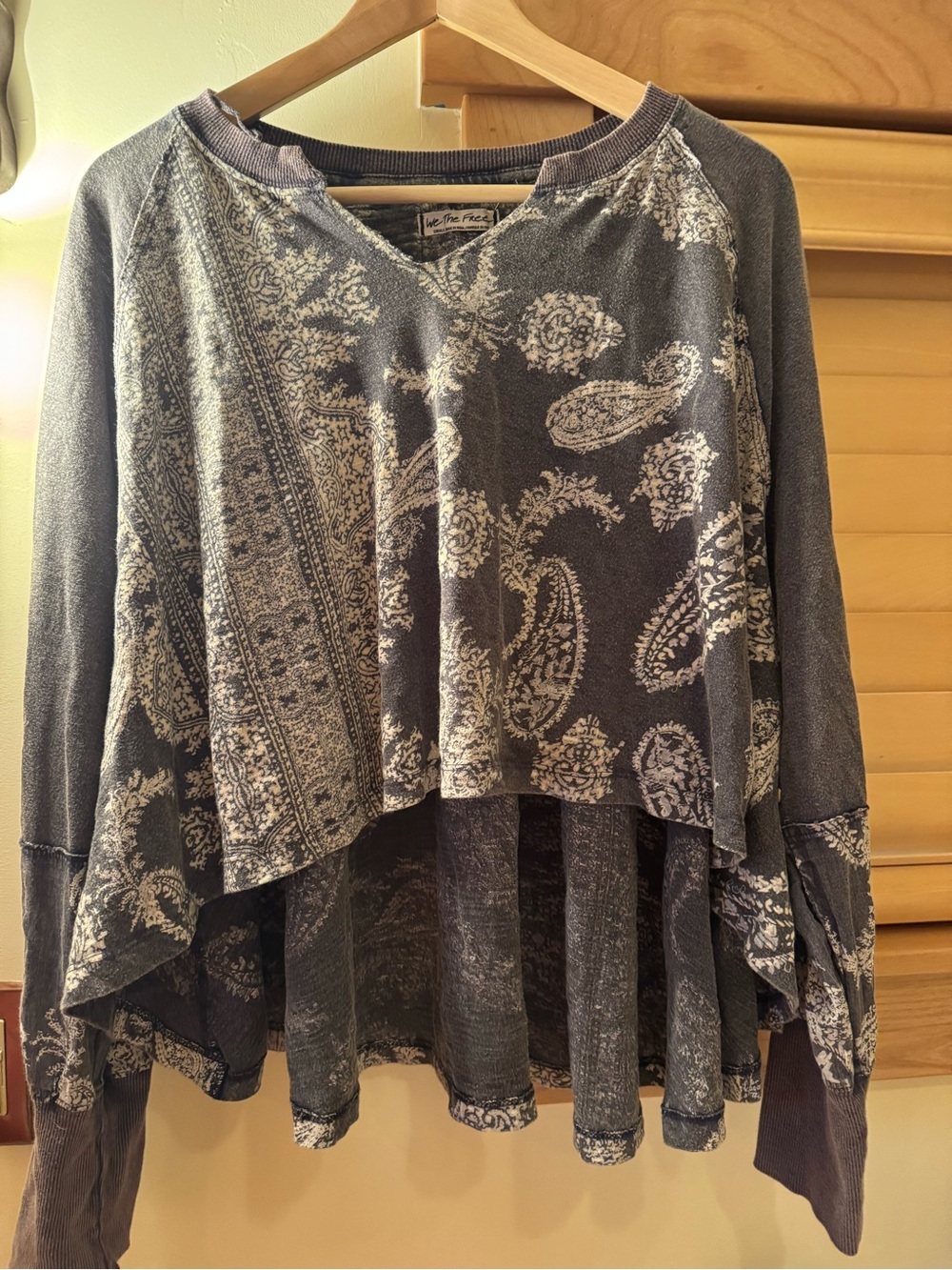 Free People-We The Free
Women’s Paisley Shirt - Grey
Size small